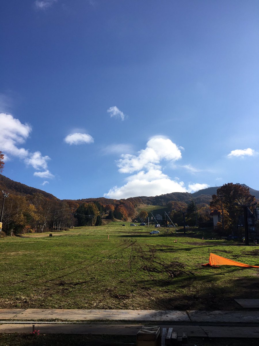 Zao_dairoten's tweet photo. こんにちは大露天風呂です♨️今朝は青空が広がってまさに秋晴れですね😌露天風呂の周りも黄色や赤に色付いてきて見頃を迎えています🍁 https://t.co/bEy6qOjmls