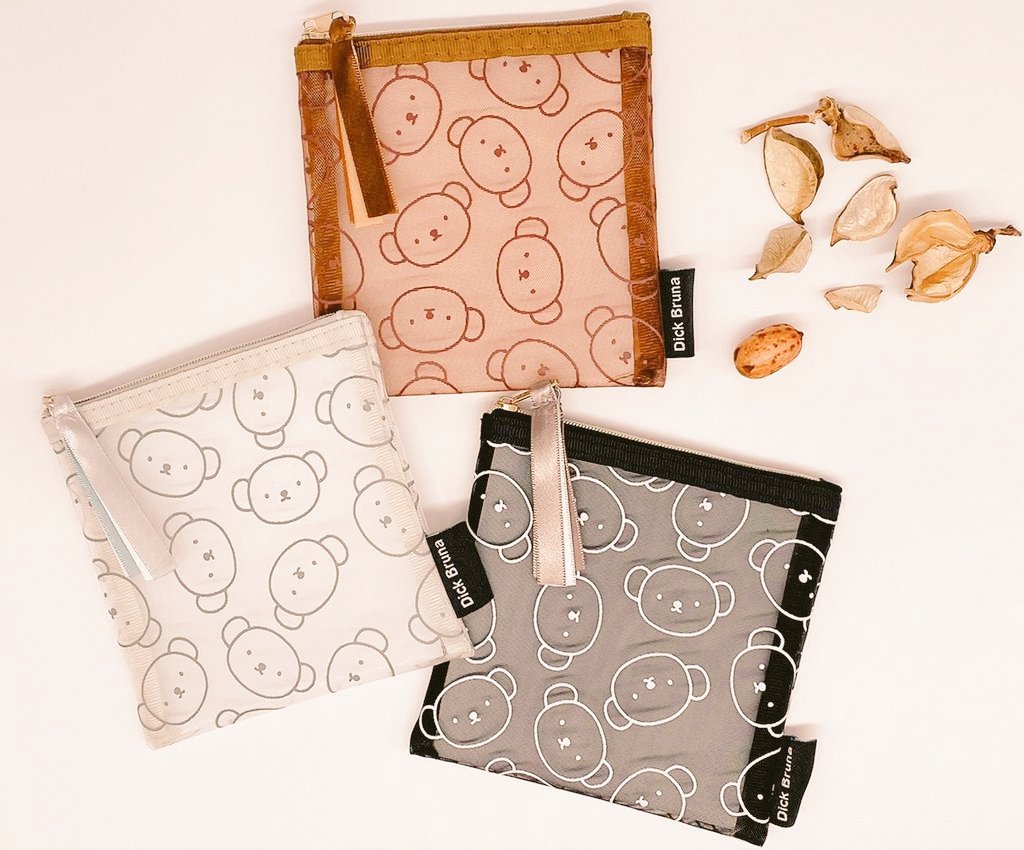 ミッフィースタイル 公式 新商品入荷のお知らせ くまの ボリス の メッシュポーチ マルチ巾着セット トートバッグが入荷しました 使いやすいスクエア型メッシュポーチは3色展開でどの色もとっても人気です 入荷状況は店舗により異なります