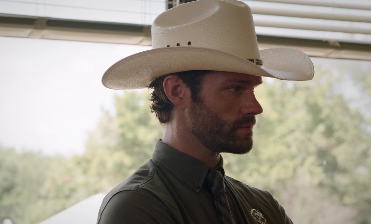 jarpackles's tweet photo. i love it when the camera focuses on him when he's on his side wearing the hat https://t.co/IEZ0hiav8L
