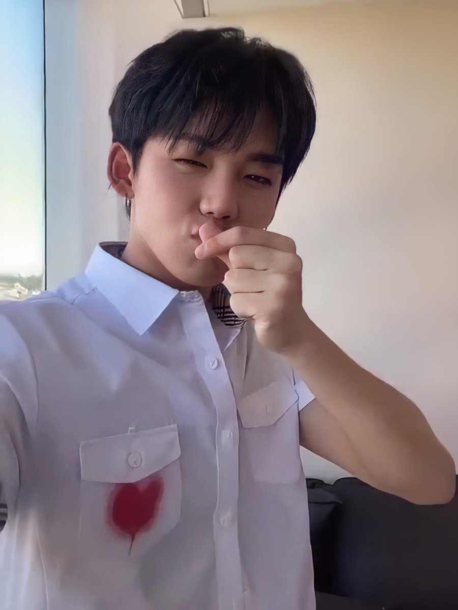 CHSLOOKS's tweet image. heart kisses from the one and only 😘♡

#CHOIHYUNSUK #트레저최현석 
#최현석 @treasuremembers