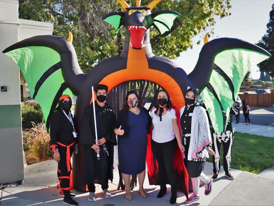 MayaEsparzaSJ's tweet photo. You have to love this time of year! It was great to be out at Santee Elementary this morning handing out candy to the kids at the Santee Harvest Festival! Go Santee Bears!!! 🐻

#harvestfestival #sanjose #essj https://t.co/Z54zSj43sa