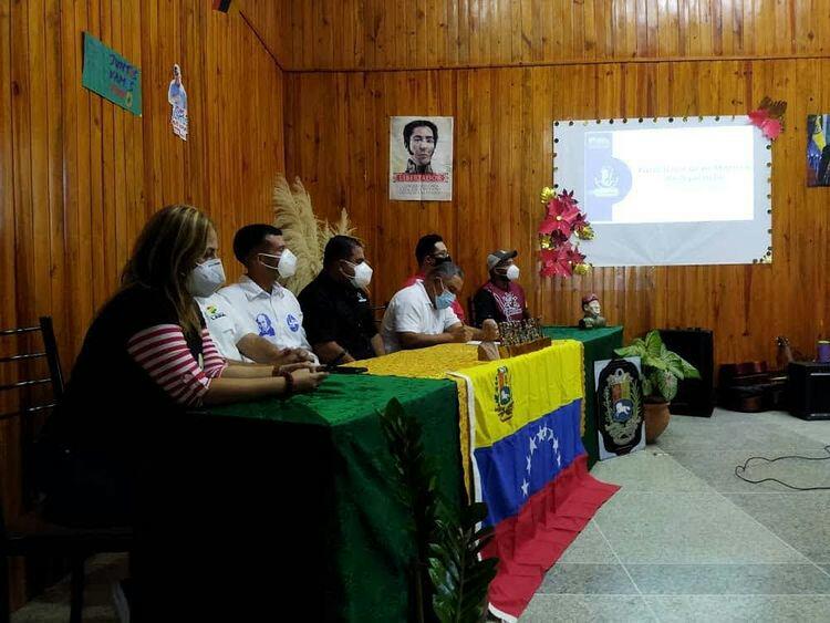 Nucleo_Lara's tweet photo. La Decana del #núcleolara y estudiantes, presentes en visita del Presidente de la Fundación Gran Mariscal de Ayacucho, explicó las Becas Nacionales e Internacionales, presente el Almte. Adolfo Pereira
@Unefa_VEN @unefa_vrro @Educacion_MPPD @angiolillofp @elraye167 https://t.co/oKa5SOQqUp