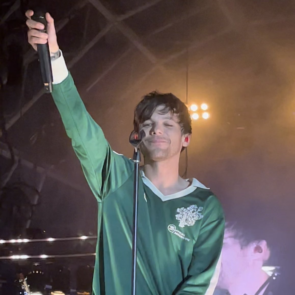 g28lou's tweet photo. Louis Tomlinson is an incredible singer with such a special and unique creativity, is just beautiful to see and hear him https://t.co/gUWh78XV1e