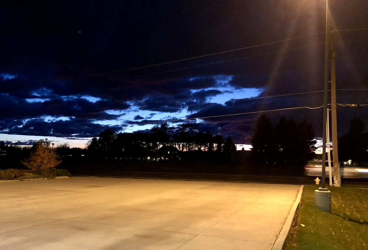 spokaneco8_3711's tweet photo. Beautiful sunset from Station 81. #hereforyou #engine81 ☀️ 🚒 https://t.co/zgeEAUWSpM