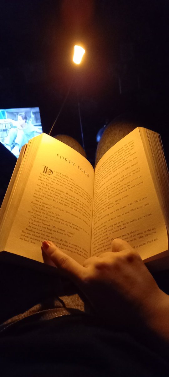 smbslt's tweet image. The wee amber #booklight is actually really easy on the eyes  3 #lightsetting on it and all quite soft, tensionnheadaches so this has been quite useful.  Another from Vine.  #readinglights #Amazon #bookaccessoires xxx