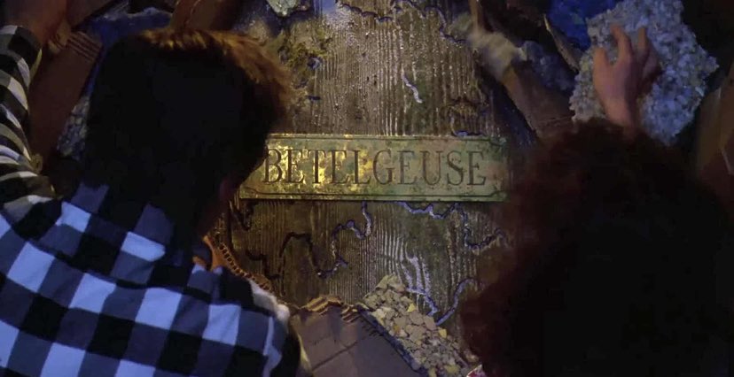 TheCinesthetic's tweet photo. Beetlejuice (1988) dir. Tim Burton  https://t.co/6M6emxCayb