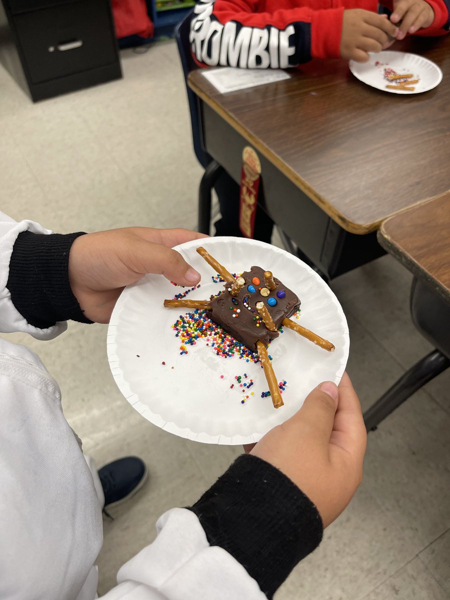 MsAbeeSan's tweet photo. The  @NISDVillarreal_  3rd grade team making cross curricular connections for Halloween 🎃 #BetterTogether https://t.co/YM2H25vwVW