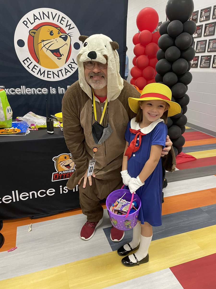 AddieRenae_L's tweet photo. In the words of Kynslie… trick or trunk was a success 😂 thank you @plainviewElem @DrMarkJGonyea @MsCothronPES https://t.co/rQiZWw2S0Q