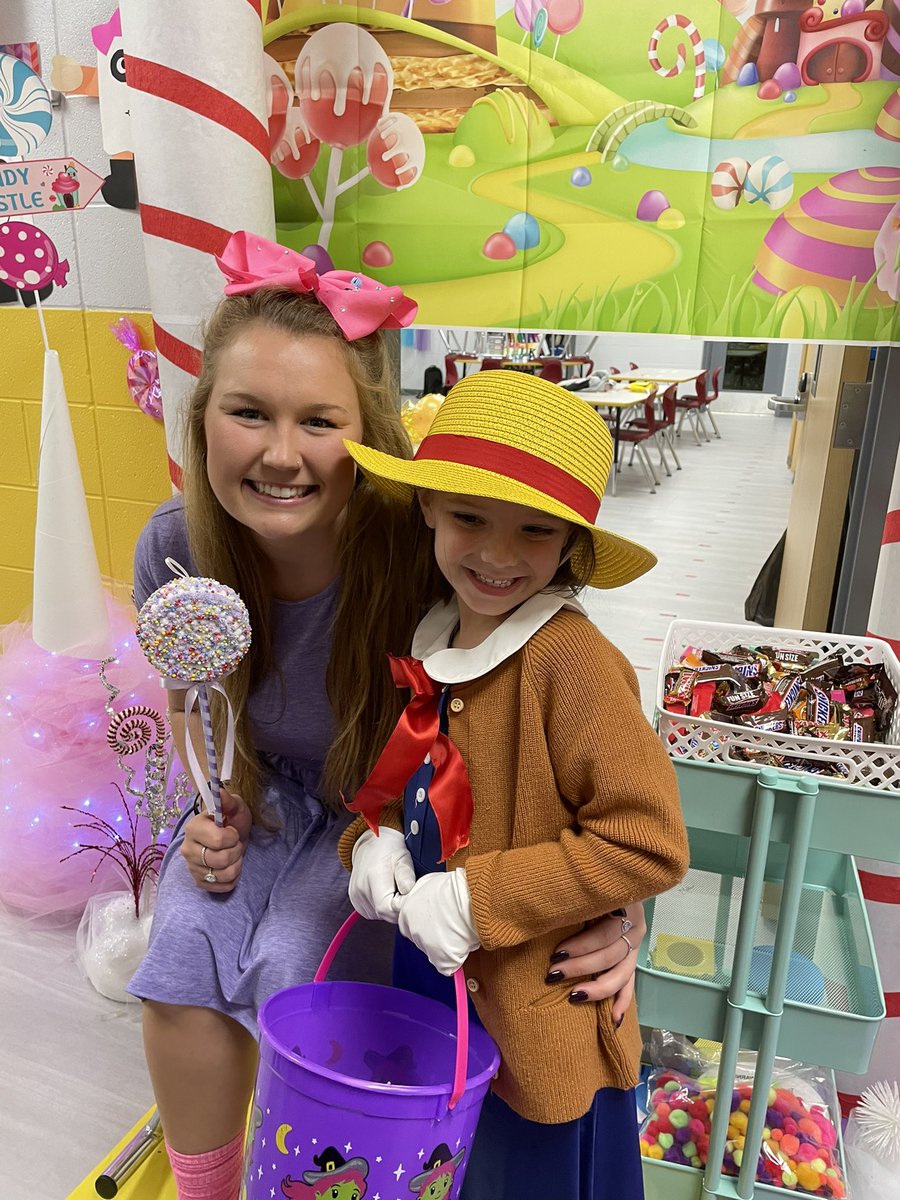 AddieRenae_L's tweet photo. In the words of Kynslie… trick or trunk was a success 😂 thank you @plainviewElem @DrMarkJGonyea @MsCothronPES https://t.co/rQiZWw2S0Q