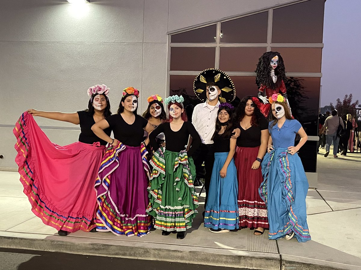luisdelhoyo1's tweet photo. Summit Charter High School supporting our neighbors during their trunk or treat @SummitHS_Bears @SCIABEARS @BurtonSchools #summitpride #summitspirit https://t.co/1iJTUbVYCH