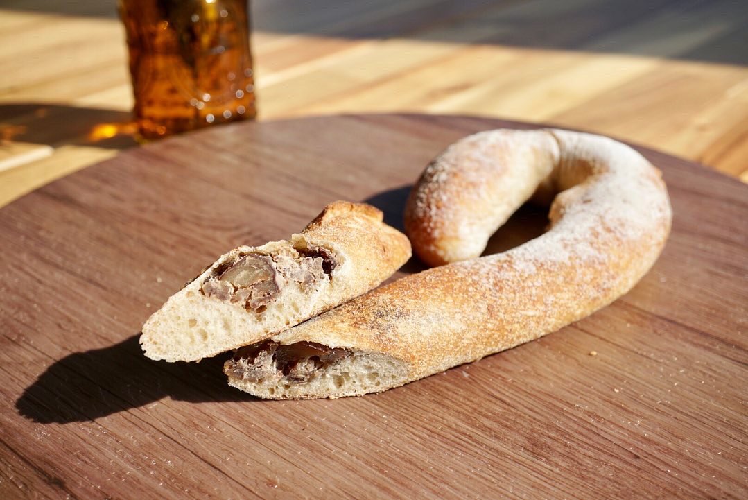 okanouenocherie's tweet image. 新商品です🆕

マロンスティック🌰🏑
栗の甘露煮と栗餡たっぷりのハード系パンです🥖
自然な甘味と小麦の香りが感じられる、季節限定商品です🌰

#丘の上のシェリー
#佐原
#chestnutbread