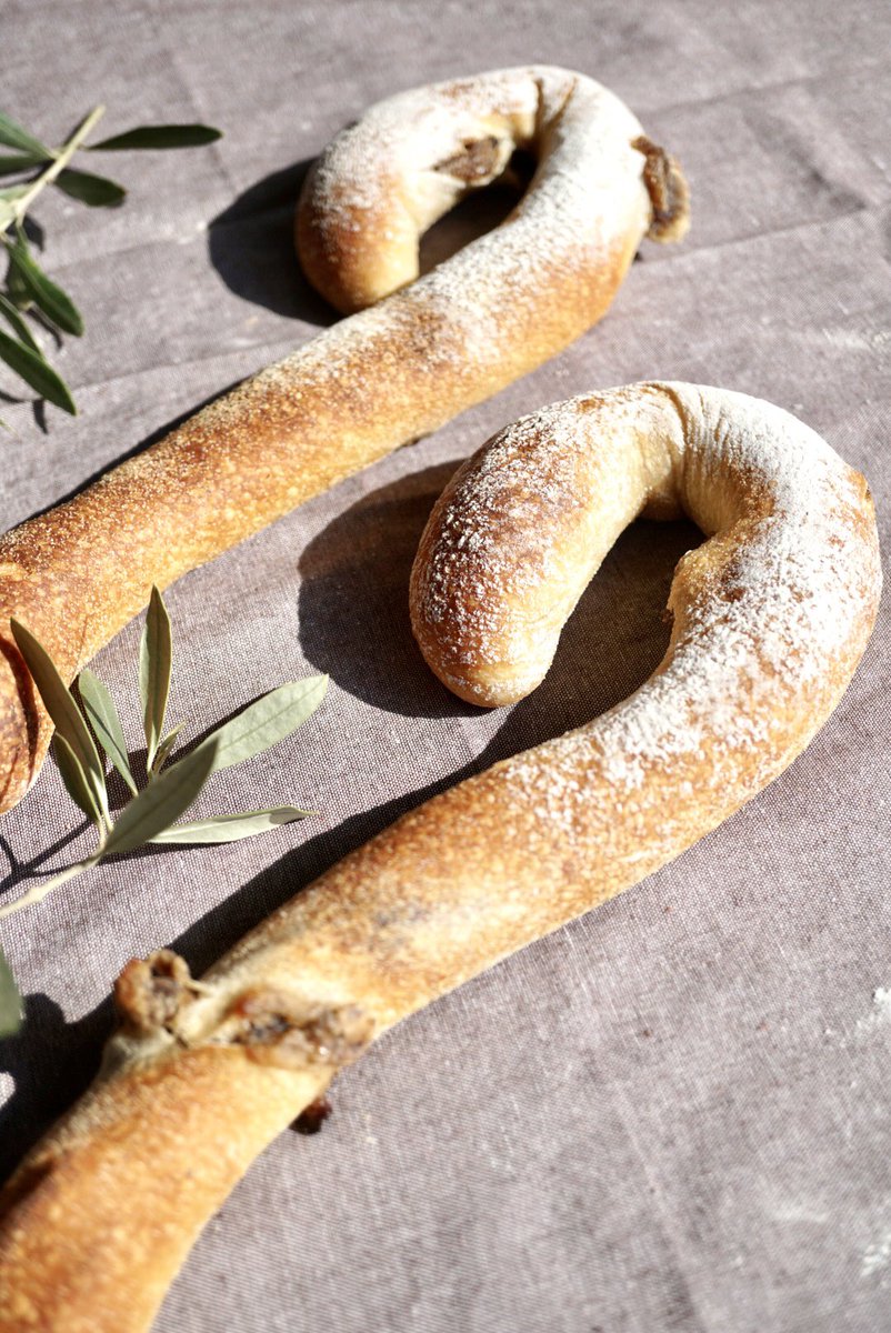 okanouenocherie's tweet image. 新商品です🆕

マロンスティック🌰🏑
栗の甘露煮と栗餡たっぷりのハード系パンです🥖
自然な甘味と小麦の香りが感じられる、季節限定商品です🌰

#丘の上のシェリー
#佐原
#chestnutbread