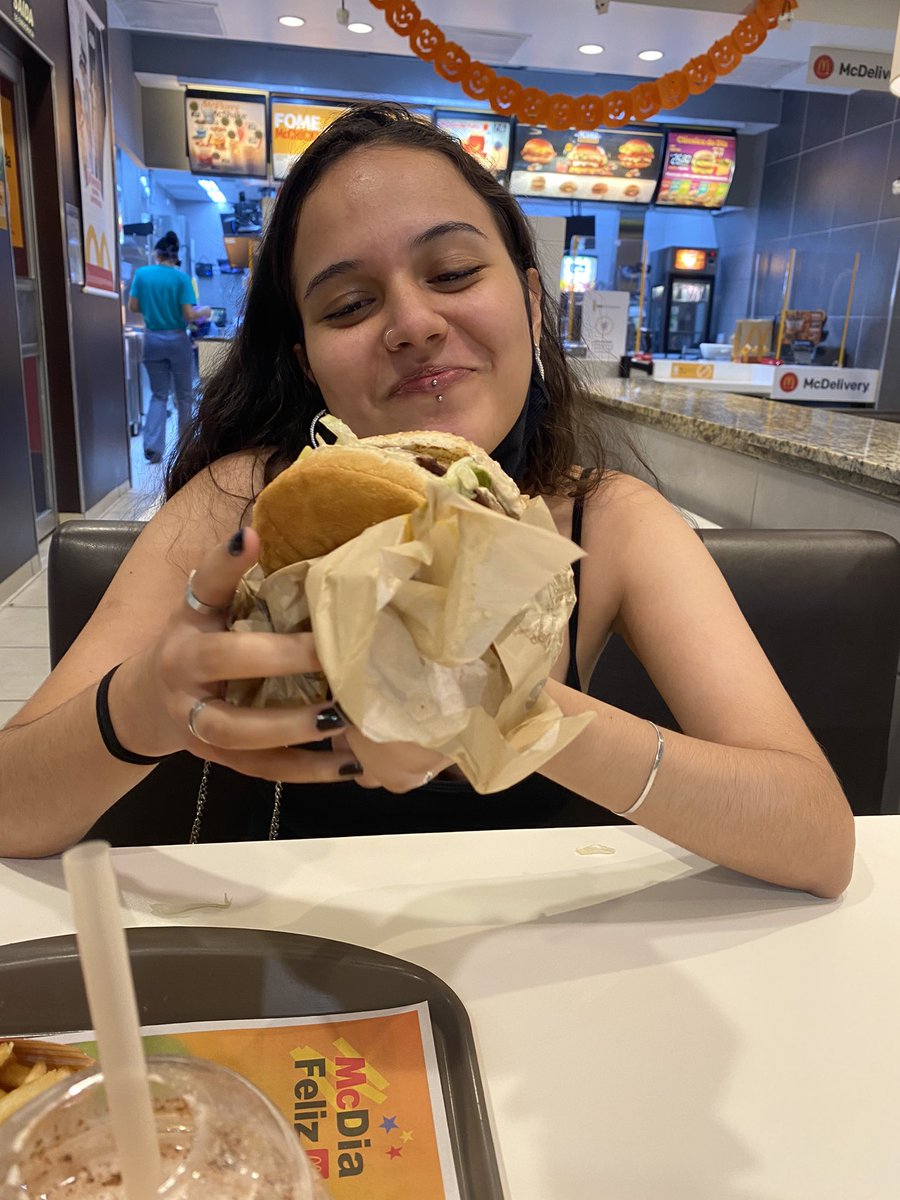 ebidibre's tweet photo. muito fácil deixar uma mulher feliz, primeiro vc da comida pra ela depois vc come ela https://t.co/EkHxWyBABE