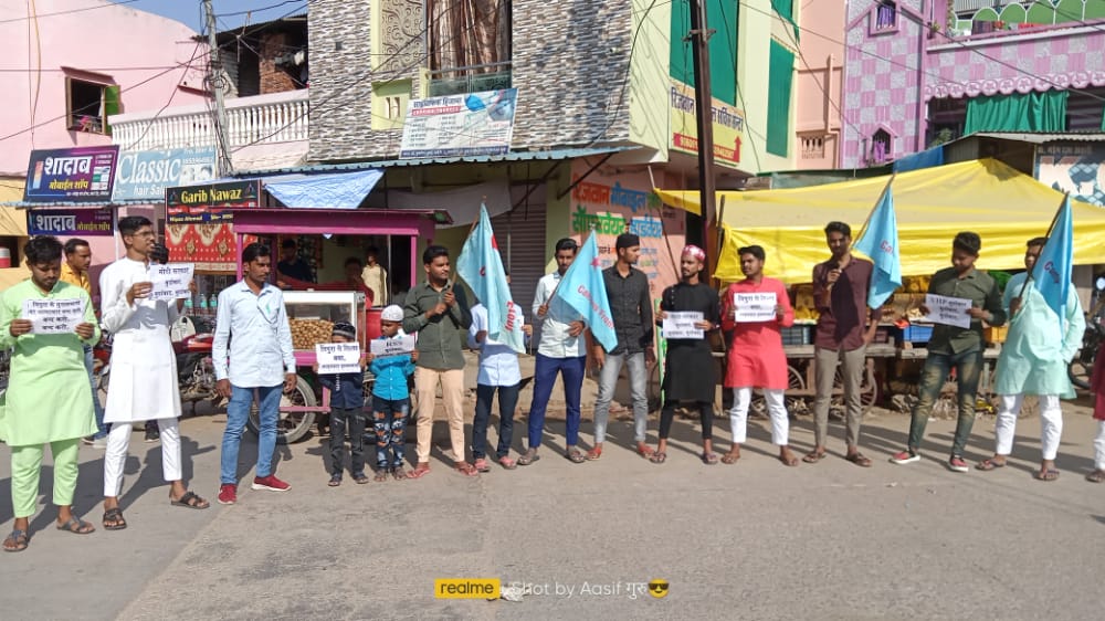 CampusFrontInd's tweet photo. STOP VHP FEROCITY
Ensure The Safety of Muslims

Protest Conducted by Campus Front Baran District, Rajasthan Against hindutva violence and Tripura police inaction.

@CFIRajasthan
#CampusFrontofIndia https://t.co/A99Uy5Rasd
