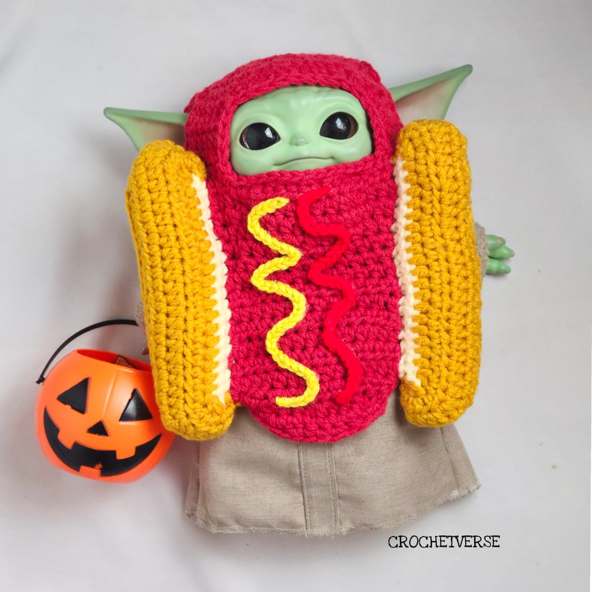 crochetverse's tweet photo. My son: "Mom, Baby Yoda wants to be a hot dog for Halloween."
Me: 🧐?!?!?!?!
Also Me: 👇👇👇    
 🤣😍🌭 https://t.co/4rD1NfXnVq