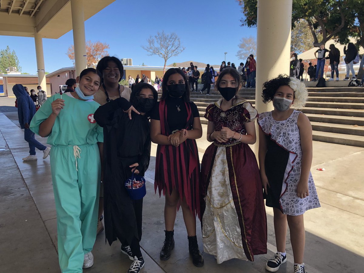 RADTeachMoreno's tweet photo. Happy Halloween! Such a fun day for our students. @SMMSMV #radteacher #HappyHalloween2021 https://t.co/tvFemvXWz8