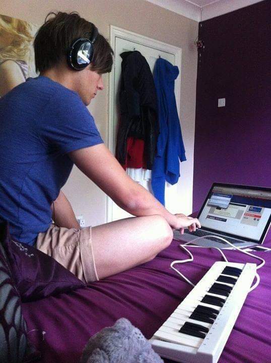 KennethIsamar's tweet photo. Como ya no se que twittear pondré una foto de Louis Tomlinson fetus en cada tweet con su respectiva descripción https://t.co/aLAoEWmpkM