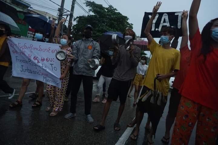 LuumhuPlatform's tweet photo. An anti-military protest, chanting the slogan " Freeze Payments To Junta And Save Myanmar" , was held in Yangon this morning.
#WhatsHappeningInMyanmar https://t.co/xNsoj7B6QR