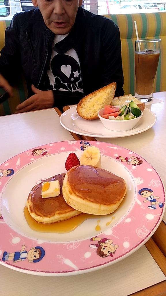 Isz1943's tweet photo. モーニングに来ております。オジサン、生きてますよ(笑) https://t.co/yAojEHKRrY