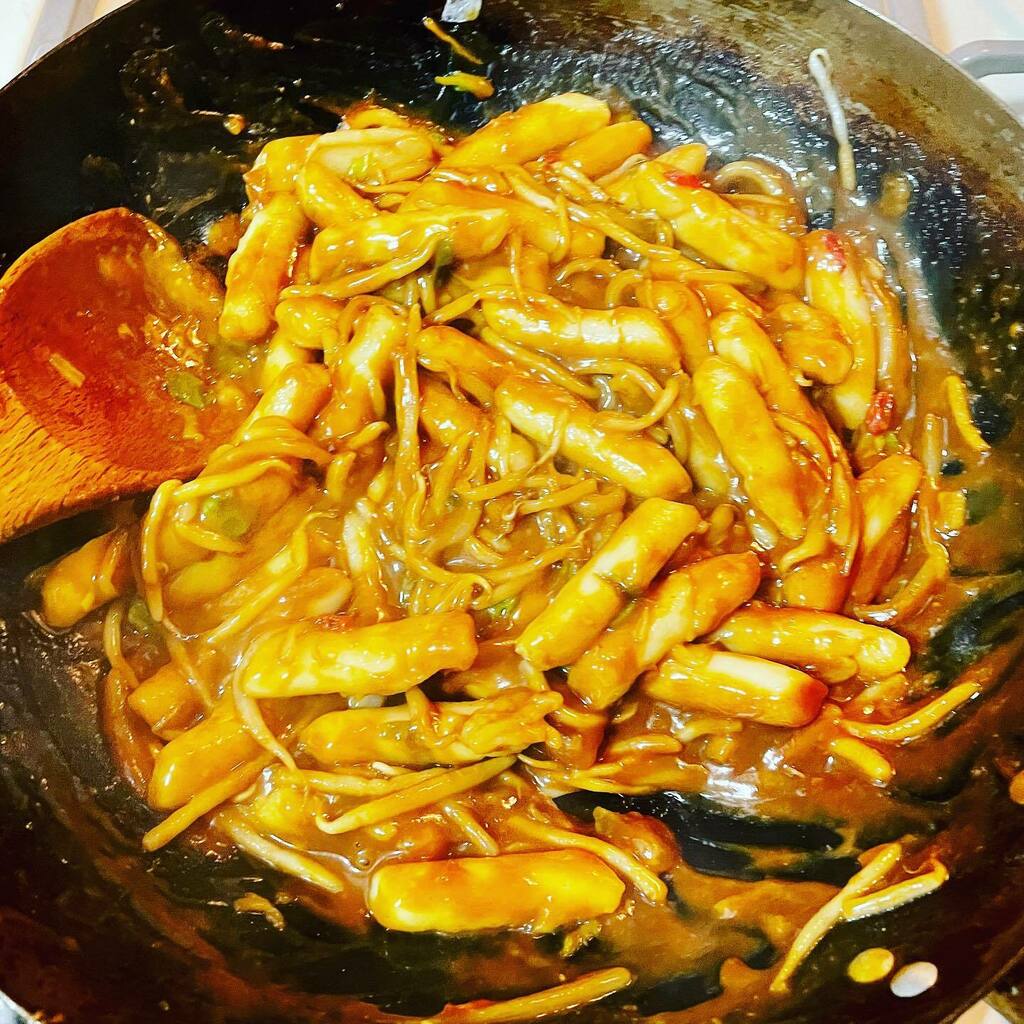 secretaustinman's tweet photo. Nom nom looks like slimy worms (perfect for #Halloween) but tastes delicious “Stir-Fried Rice Noodle Rolls with Peanut Butter Sauce” (made with #tteokbokki-tteok). Recipe by @aheadofthyme . Reminds me of the sadly shuttered #jebon on St Marks
/
#stirfry … https://t.co/Lucpi5avry https://t.co/2LbNjHLyuH