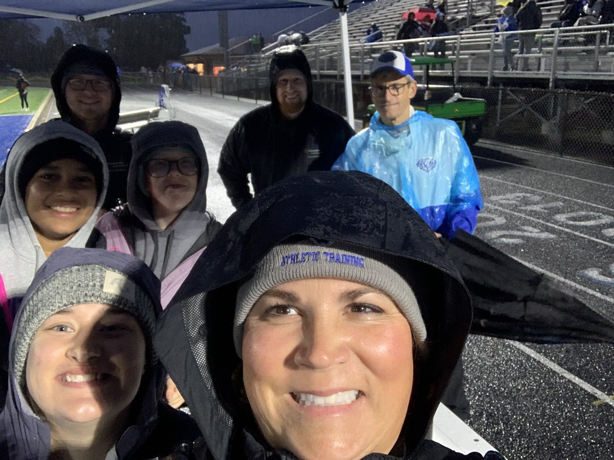 HSESportsMed's tweet photo. This sports medicine team just earned another week of football! Go Royals! #teamdoc #AthleticTrainers #studentathletictrainer #studentaides @CHNw @HSEAthletics https://t.co/Itwl4VGhqT