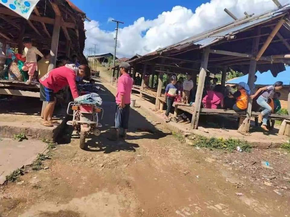 Mrattsandy's tweet photo. MilitaryJunta launched artillery barrage at Puuwan village in #MongkongTsp in N. #Shan State due to reports of EAOs’s reinforcements to KoKant Army, forcing 100 locals to FLEE. #WarCrimesOfJunta #Oct30Coup   #WhatsHappeningInMyanmar
@KenRoth @freya_cole @POTUS @CNN @UNHumanRights https://t.co/Wbwk7vK9C4