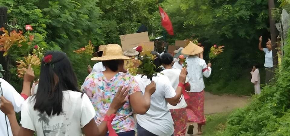 may_dar10's tweet photo. Residents of a village in ShweBo march to protest military dictatorship and support people government NUG.
#WarCrimesOfJunta
#Oct30Coup  
#WhatsHappeningInMyanmar https://t.co/UPyO4pbpf0