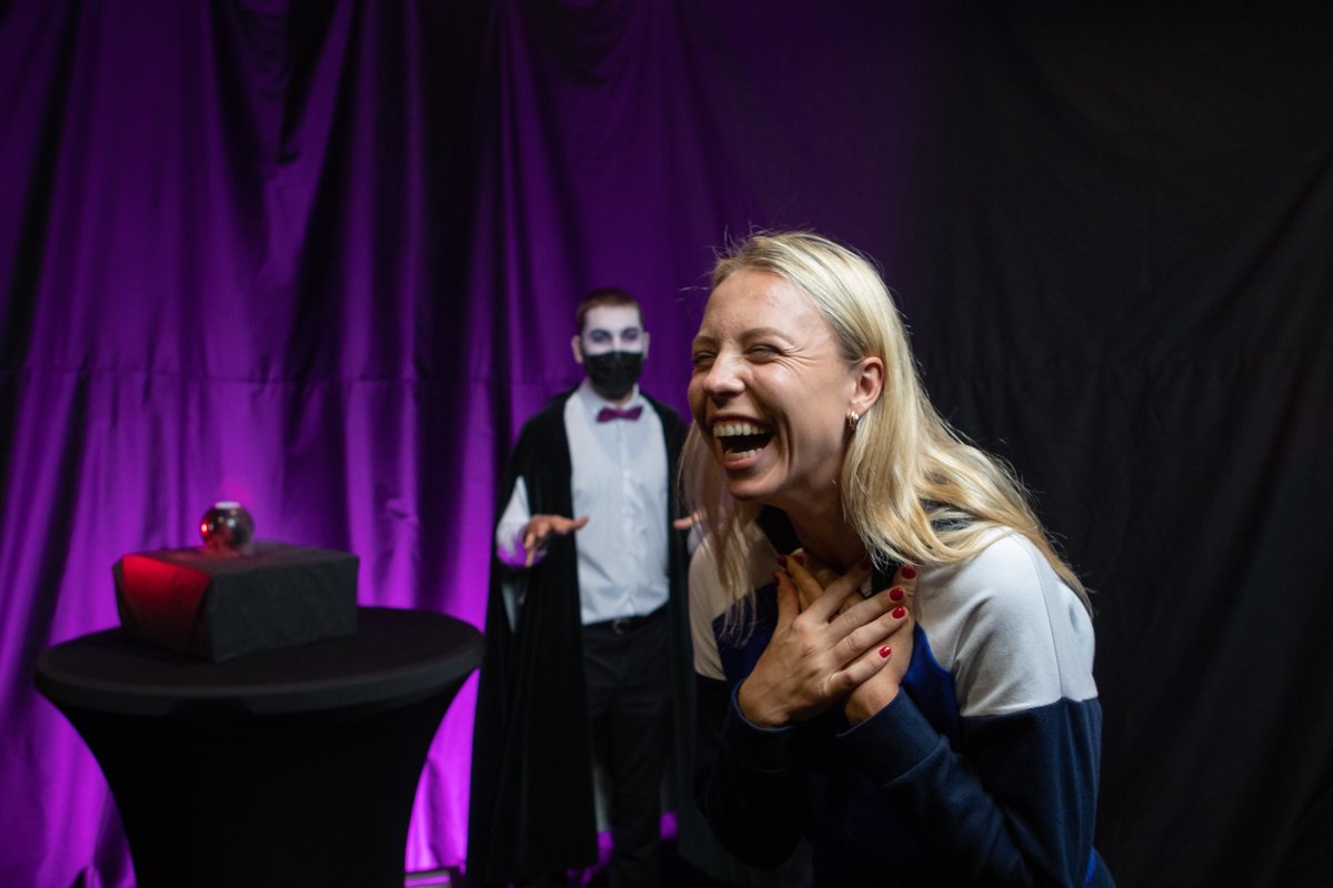 TransylvaniaOpn's tweet photo. “Will I meet Dracula this week?” 🤪
Anett Kontaveit wasn’t ready for this. 🧛♂️
#SpookyOpen https://t.co/PmXdaWrsIw