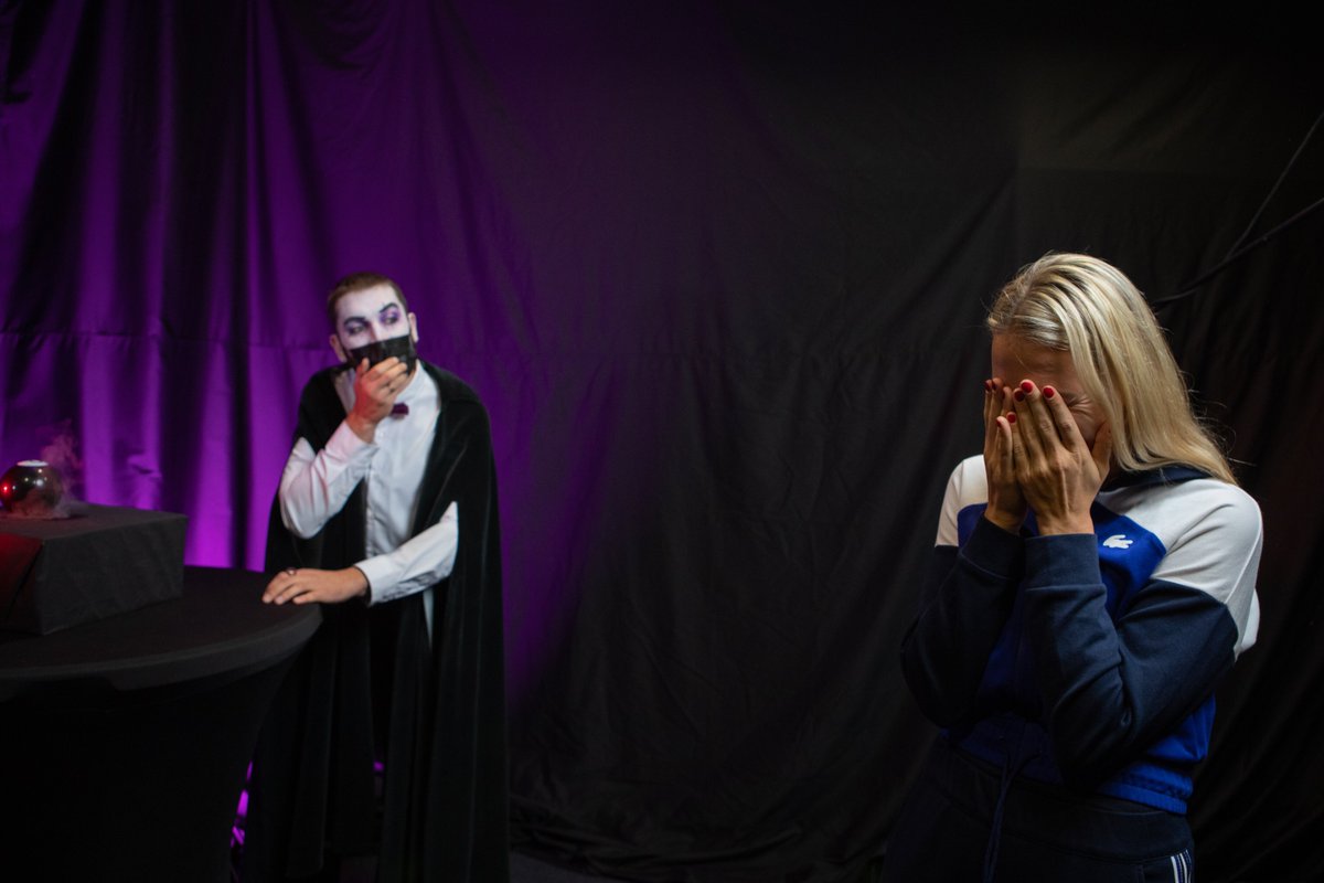 TransylvaniaOpn's tweet photo. “Will I meet Dracula this week?” 🤪
Anett Kontaveit wasn’t ready for this. 🧛♂️
#SpookyOpen https://t.co/PmXdaWrsIw