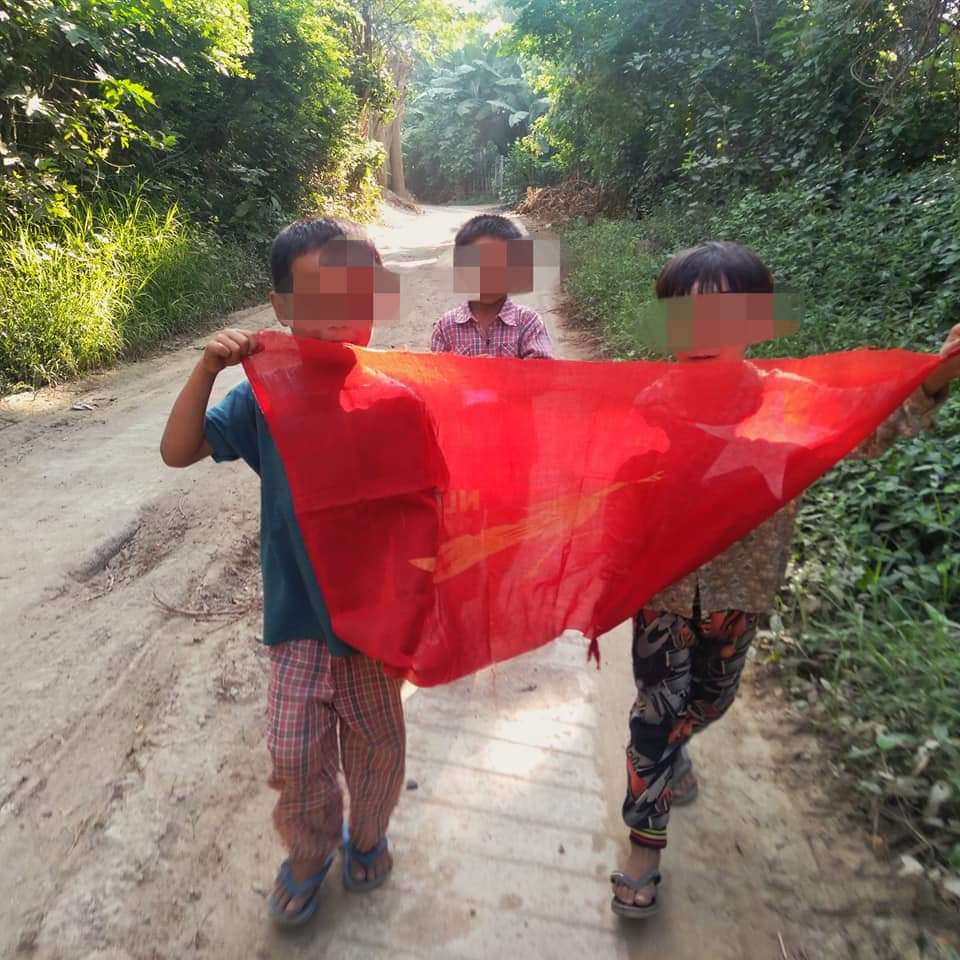 iam_azaleaaa's tweet photo. Generation Alpha from a village beside #Monywa - Amyint highway road took to the streets to abolish EVIL DICTATORS.
#WarCrimesOfJunta
#Oct30Coup  
#WhatsHappeningInMyanmar https://t.co/Jtn7yb5BE0