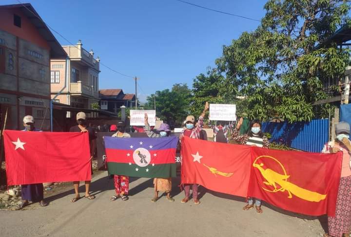 nann_moh's tweet photo. Locals from Kale City took to the streets to overthrow the military dictatorship and showed their solidarity with people from Thantlang.

#WarCrimesOfJunta
#Oct30Coup  
#WhatsHappeningInMyanmar https://t.co/P9qParKDVw