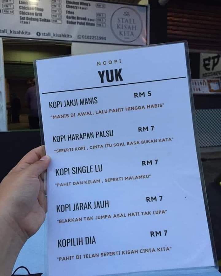 nurdayana_arif's tweet photo. Unpopular opinion . Aku stress ya p kedai makan yg menu mcm ni . Bcuz I dont know wtf the drink and food is d sebalik nama2 mcm ni . Last2 kena tya org ambil order jugak tanya setiap satu tu apa benda . Unless kau ada describe bawah nama tu . https://t.co/ShLTtakK4d