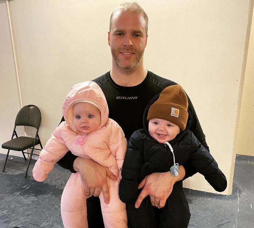 SJSeniorCaps's tweet photo. @Ryankwalsh12  had a few more cheerleaders tonight! His first senior game as a dad, and even scores to make the night more memorable!!
You just love to see it!
#capshockey https://t.co/r3oZIivKjh