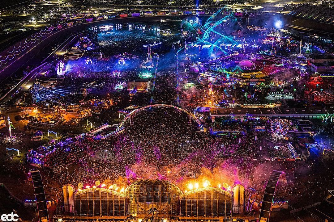 dancingastro's tweet image. How has it already been a week

(📸 via @EDC_LasVegas)