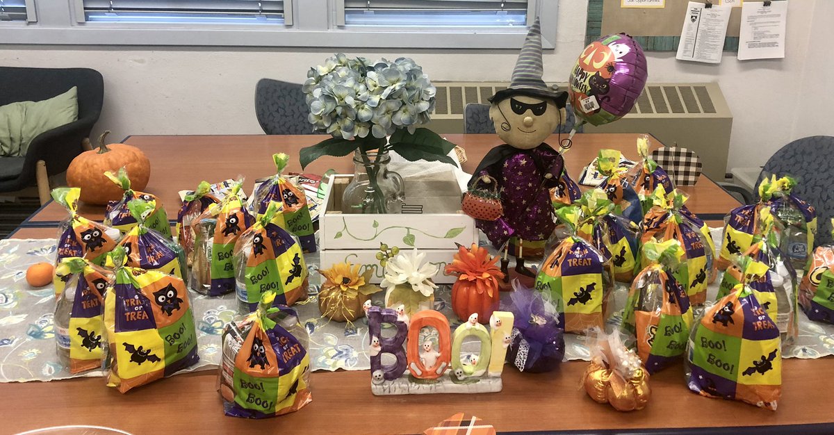 Love the <a href="/EmersonLBUSD/">Emerson Parkside Academy</a> staff! They go all in! #EmersonEagles #ProudtobeLBUSD