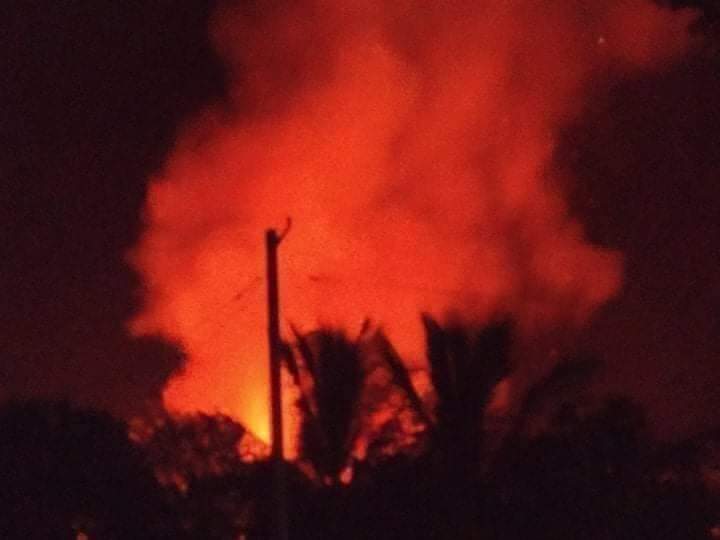 iam_azaleaaa's tweet photo. Tw//fire

The National League for Democracy (NLD) office in Ingyin Myaing Ward, #Kyunhla Tsp, #Sagaing Region was set on fire by the Terrorists around 12 am on the night of October 29, according to locals.

#Oct30Coup  
#WhatsHappeningInMyanmar https://t.co/7KTBPU4Ser