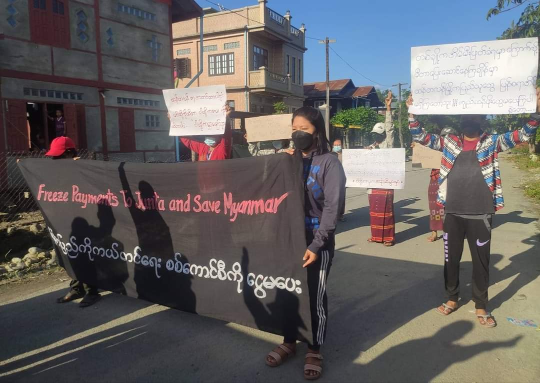Kale City's Anti-Coup strike this morning condemning and showing their support for Thantlang, where abt 300 houses burned down by SAC terrorists.
#WhatsHappeningInMyanmar 
#Oct30Coup