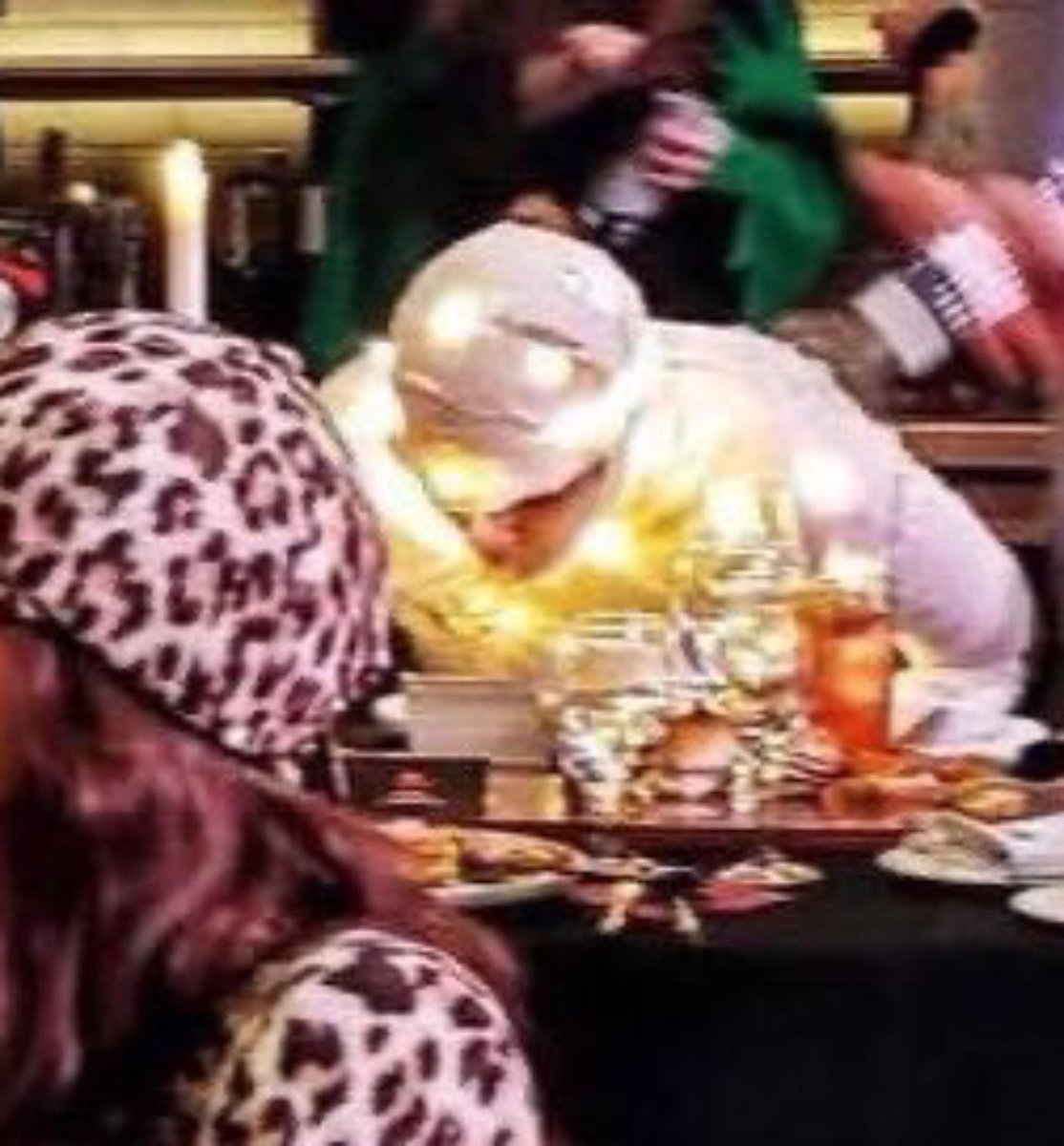 sbbbh61's tweet photo. This Chanyeol          This Baekhyun
     Can't sit       🤝🏻           Can't eat https://t.co/ZzsjbIzZaA