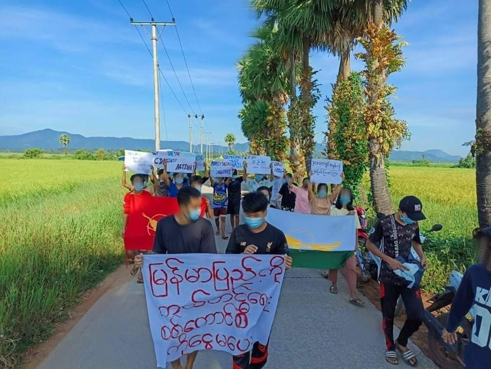 " မြန်မာပြည်ကို ကယ်တင်ရေး ၊ စစ်ကောင်စီကို ငွေမပေး "

Alongside with basic education students' union flag , students from #Launglone took an anti-SAC marching this morning .

#WarCrimesOfJunta 
#WhatsHappeningInMyanmar 
#Oct30Coup