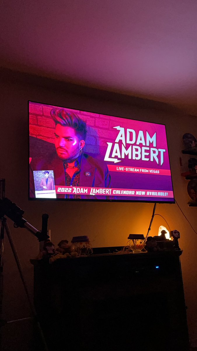 glitzyglambert's tweet photo. Iβm readyβΊοΈβ€οΈ #adamlambert #loopedlive @loopedlive @adamlambert https://t.co/213EHklRXH
