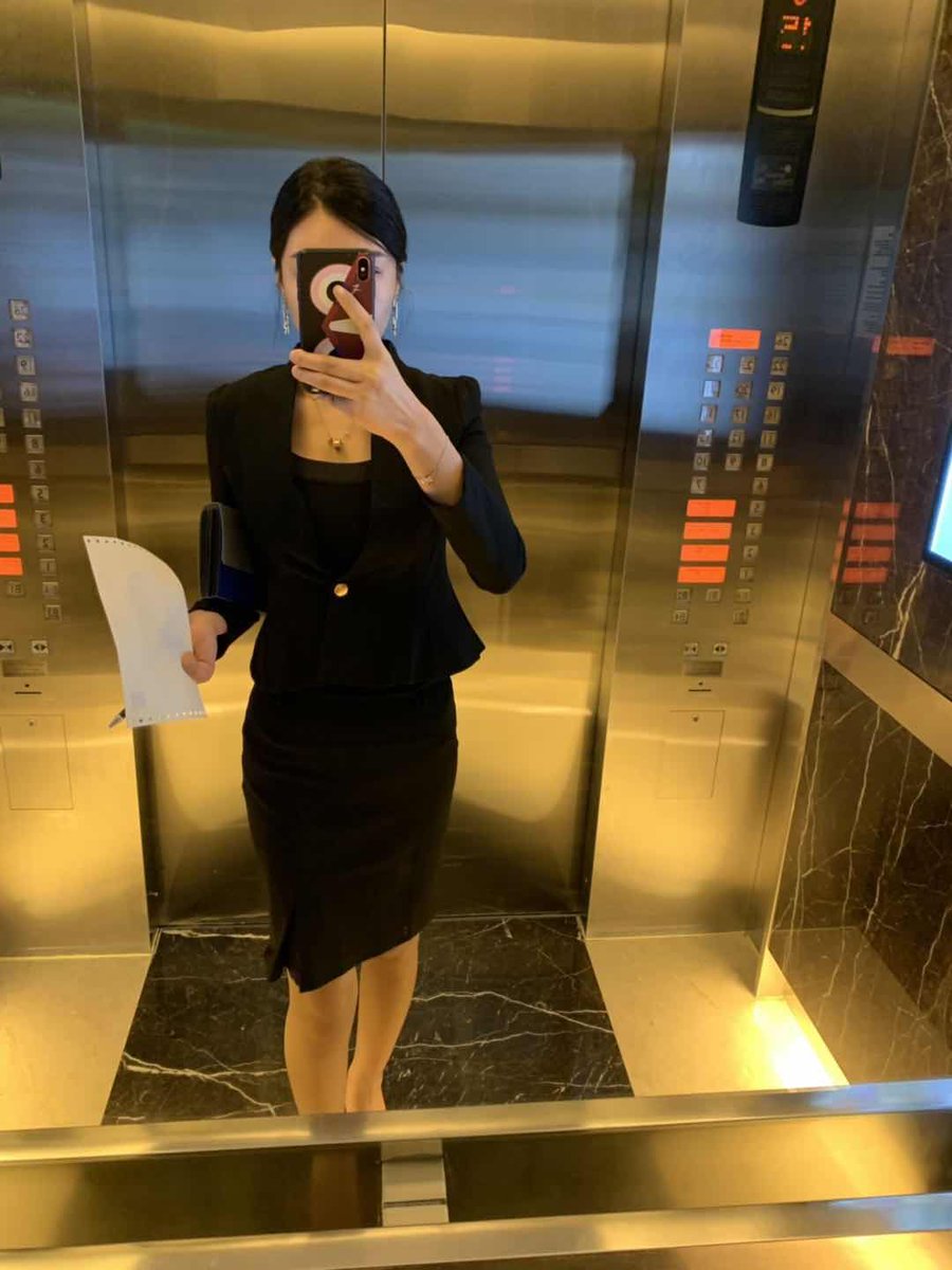chmunro's tweet photo. 真不愿意回来上班 咖啡提神 #丝袜 #美腿 #制服丝袜 #高跟美腿 https://t.co/kq9y6zSzK2