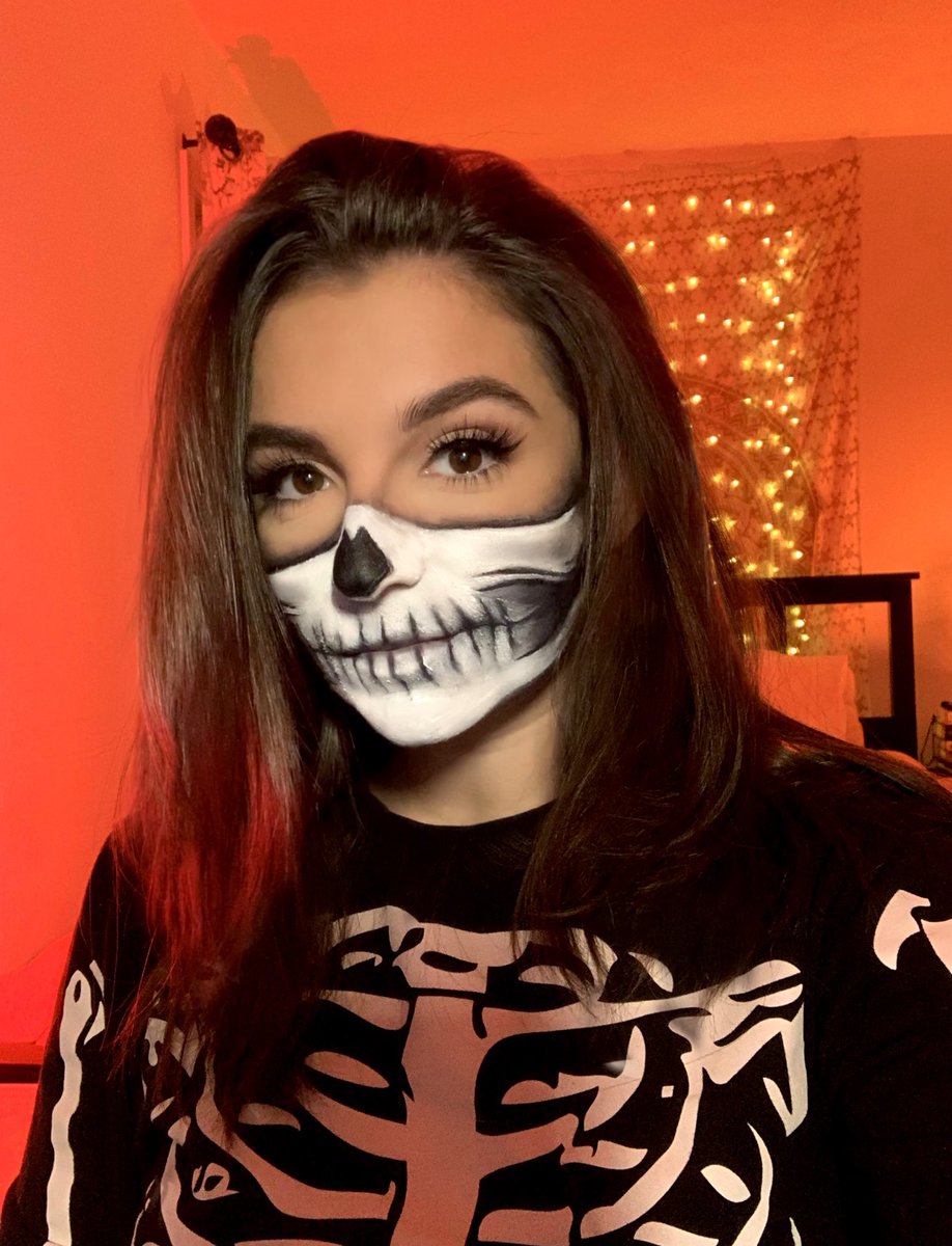 Kristinattv's tweet photo. spooky scary skeletons 🧡🕸
.
.
.
makeup from last nights bedwars stream! #twitchstreamer #smallstreamer #skeletons #halloween #egirl https://t.co/PHMH6PGgpI