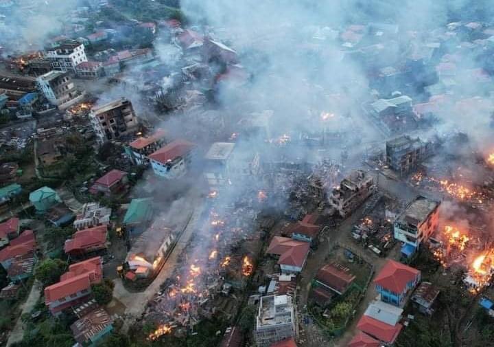 Haruonchill's tweet photo. Nearly 300 homes incl: two churches were BURNED DOWN by Junta’s arson on #Thangtalan town. The fire is massive enough to see even from #Hakha. Around 7,700 Thangtalan refugees are taking refuge in villages along Myanmar-India border, some fled to Mizoram.
#WhatsHappeningInMyanmar https://t.co/X33omgva8b