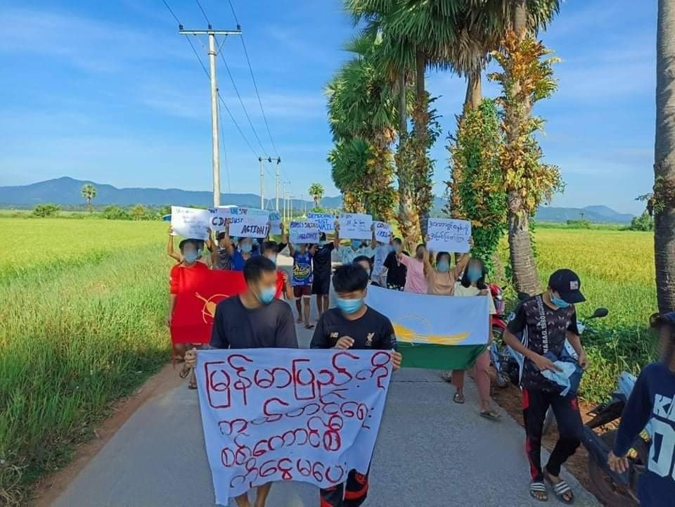 Morning protest of youths from #Launglone tsp, Dawei and demand to #FreezePaymentsToJunta and save Myanmar. <a href="/TotalEnergies/">TotalEnergies</a> <a href="/Chevron/">Chevron</a> #POSCO

#WarCrimesOfJunta
#Oct30Coup  
#WhatsHappeningInMyanmar