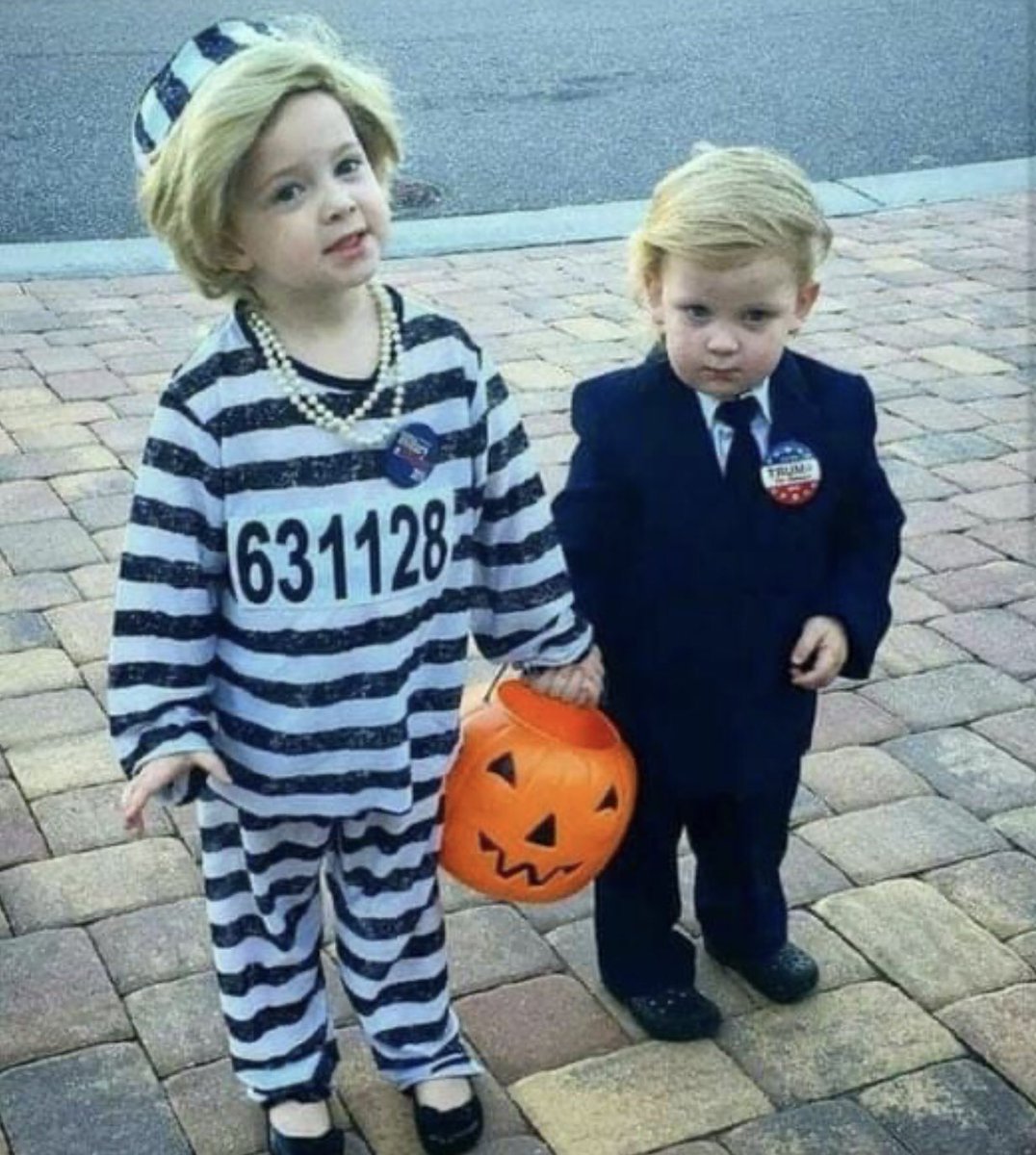 leslibless's tweet photo. Trump &amp; Hillary..😂😂 https://t.co/DoNyeRfBLR