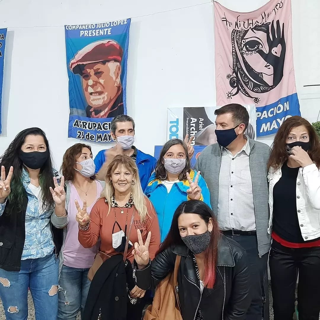 UnidadMilitante's tweet photo. Con compañeros, con los vecinos, siempre trabajando por el bienestar de todos y con las propuestas del @FrenteDeTodos 
Gracias a @Agrup25 por la invitación a ese espacio de debate y encuentro muy fructífero, junto a los candidatos @ArielArchanco y @soyananegrete en #LaPlata ! https://t.co/jw7UegXGQg