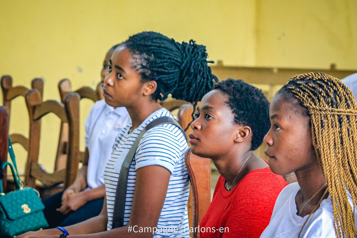 NikuzeBora's tweet photo. Parce que le potentiel des adolescentes compte, elles ont droit à l'information sur la #SSR. @Lesailesducoeur #NordKivu en pleine causerie éducative  pour prévenir et lutter contre les cancers du sein et du col de l'utérus. #PARLONSEN #OctobreRose @UNFPARDC @YouthSprint @IpasOrg https://t.co/M9Y8fKMbyi