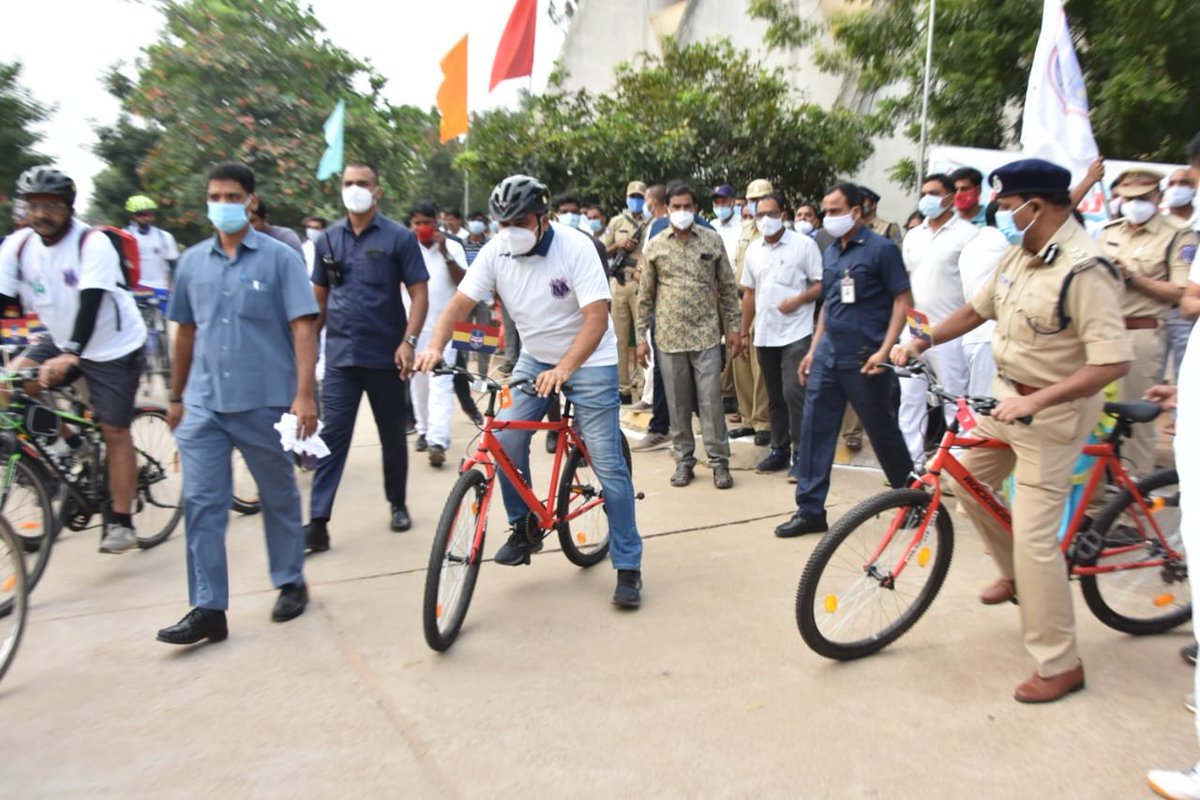 MalkajgiriCop's tweet photo. In view of #PoliceCommemorationWeek,100km #CycleRally flagged of by #CP_RCK Sri. #Mahesh_Bhagwat_IPS.#Addl_CP,@DCPLBNagar, @DcpMalkajgiri,@DcpBhongir,DCP @Rachakonda_tfc, #DCP_Admin,#Addl_DCPCAR &other 100 participants. Saroornagar Stadium to Bibinagar toll gate &return is route. https://t.co/Pr9qsGPdKg