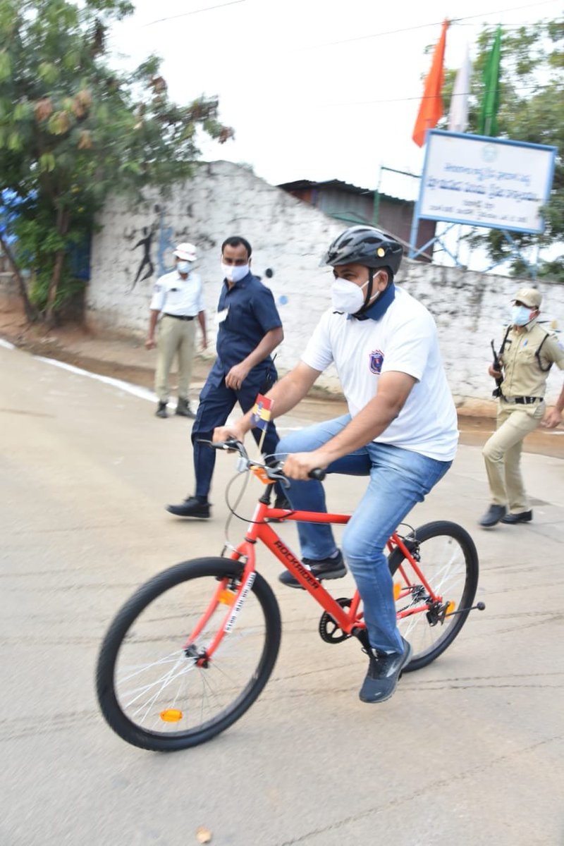 MalkajgiriCop's tweet photo. In view of #PoliceCommemorationWeek,100km #CycleRally flagged of by #CP_RCK Sri. #Mahesh_Bhagwat_IPS.#Addl_CP,@DCPLBNagar, @DcpMalkajgiri,@DcpBhongir,DCP @Rachakonda_tfc, #DCP_Admin,#Addl_DCPCAR &other 100 participants. Saroornagar Stadium to Bibinagar toll gate &return is route. https://t.co/Pr9qsGPdKg