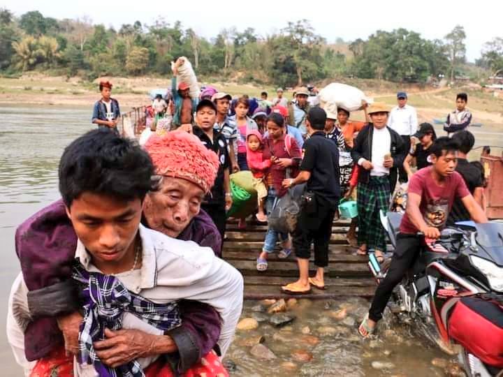 Rkivesplace94's tweet photo. The Burmese military council has destroyed more than 300 homes, leaving them homeless. 💔
#SaveChinstate
#WhatsHappeningInMyanmar
#Oct30Coup
#WarCrimesOfJunta https://t.co/1VcWTnuBFO